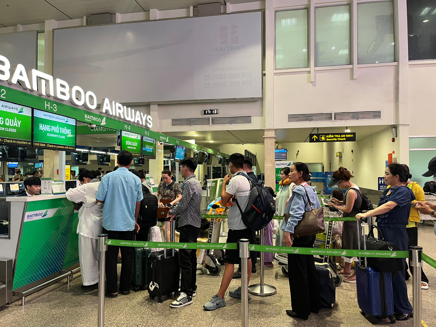 So với dịp lễ 30/4 năm ngoái, khách và số chuyến bay khai thác ở sân bay Tân Sơn Nhất đều giảm. Trong đó, tổng lượng khách năm nay giảm gần 70.000, số chuyến bay cũng giảm 186.