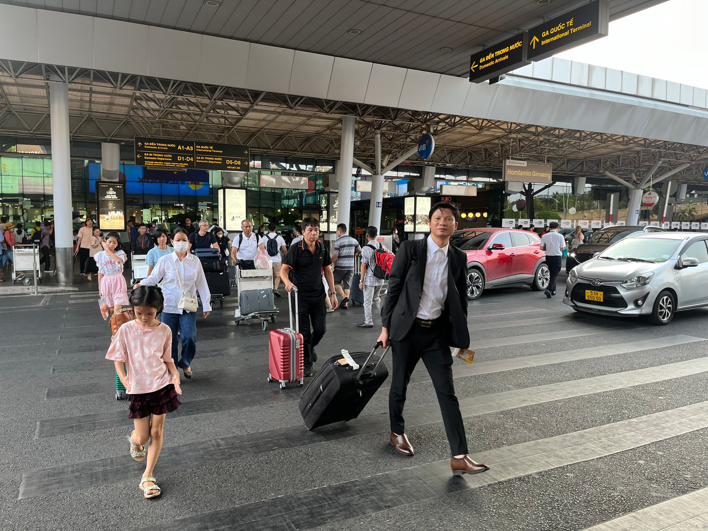 Thông tin từ Cảng Hàng không quốc tế Tân Sơn Nhất, trong ngày 1/5, sân bay Tân Sơn Nhất đón hơn 110.000 lượt khách đi và đến, tương ứng 693 chuyến bay.