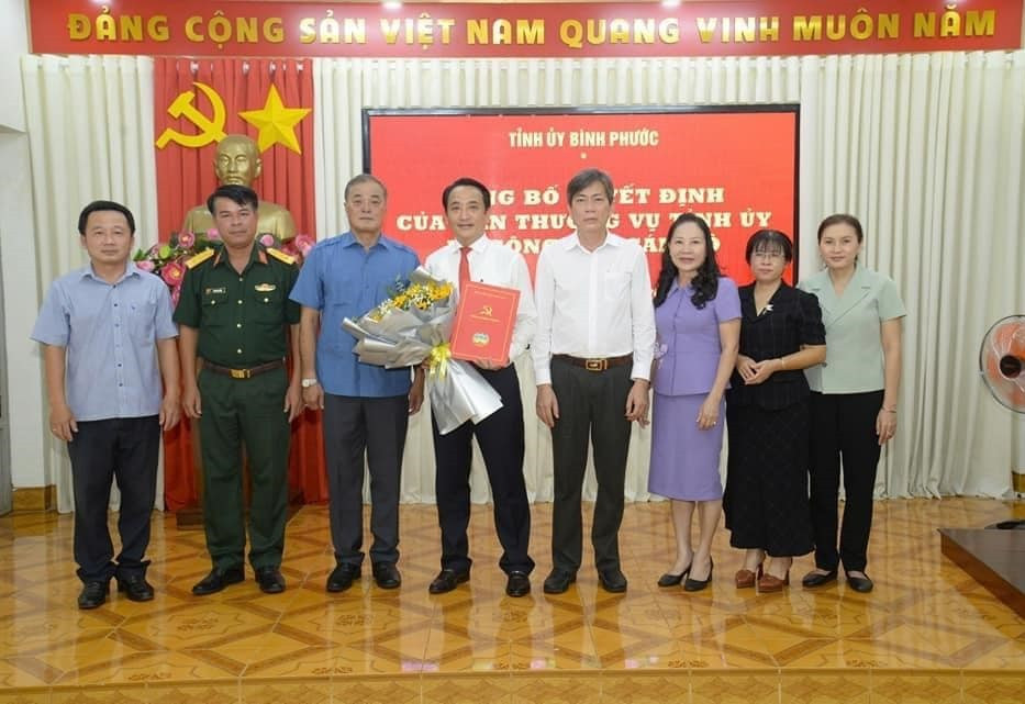 Ông Đỗ Minh Trung nhận quyết định và hoa chúc mừng Ảnh: Thị ủy Bình Long Ông Đỗ Minh Trung nhận quyết định và hoa chúc mừng Ảnh: Thị ủy Bình Long