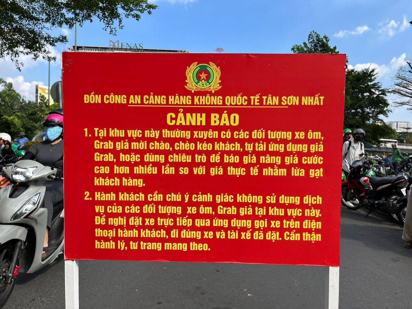 Công an Cảng Hàng không quốc tế Tân Sơn Nhất cảnh báo người dân về tình trạng giả danh xe công nghệ chèo kéo hành khách. Ảnh: Nhàn Lê