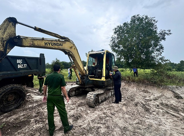 Công an bắt quả tang điểm khai thác khoáng sản trái phép tại thôn 1, xã Sông Lũy, huyện Bắc Bình.