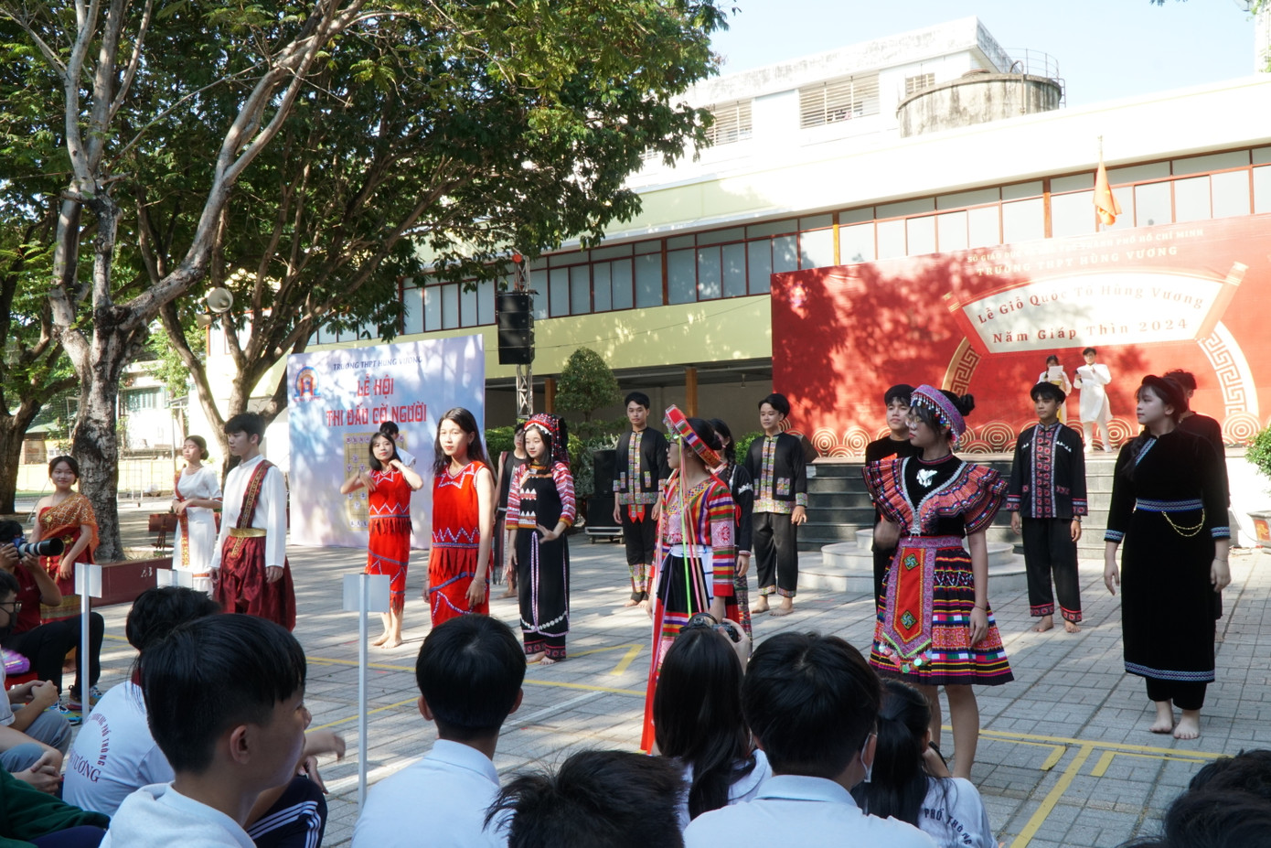 Từ đó thể hiện lòng tự hào và biết ơn công lao của các vua Hùng trong quá trình dựng nước và giữ nước.