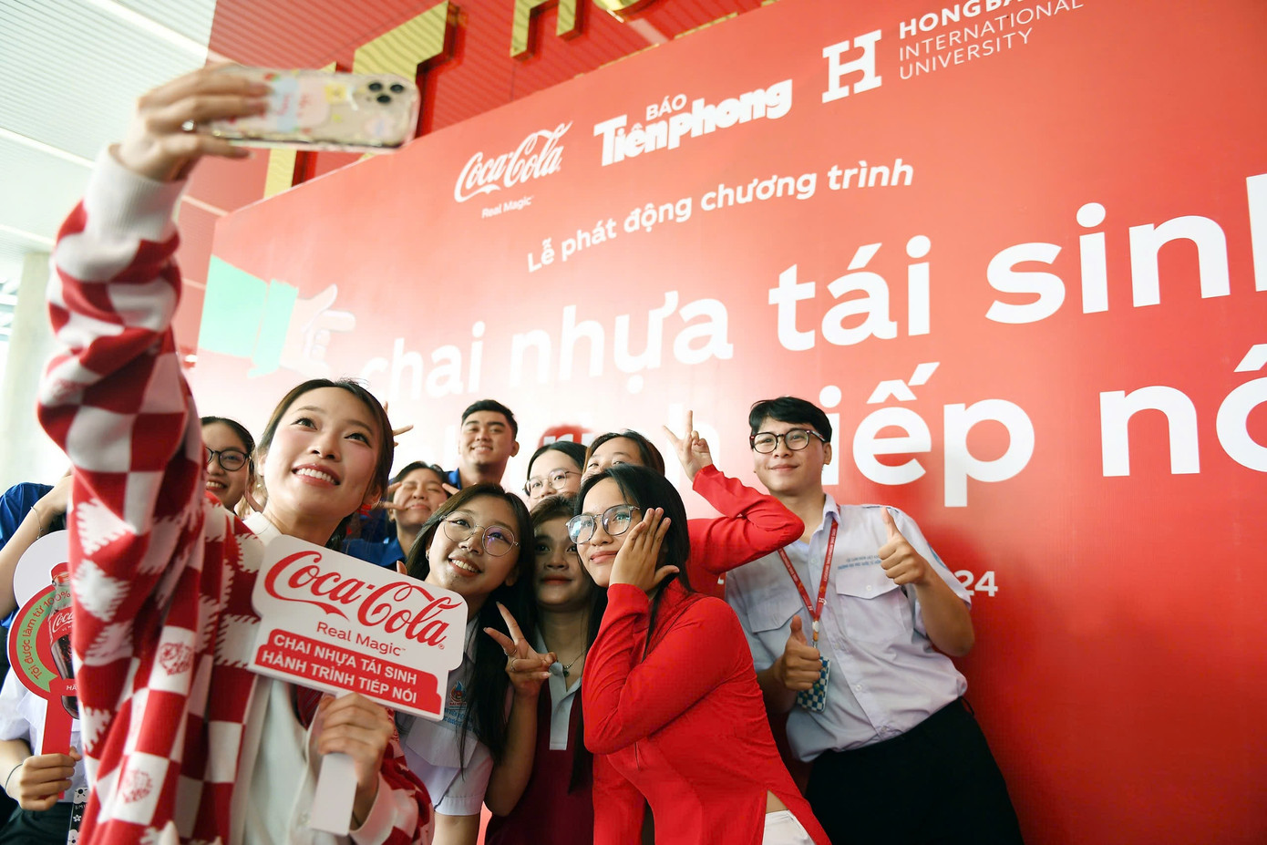 Theo đó, mỗi trường đại học sẽ có hai máy thu gom chai nhựa và lon, được đặt trong thời gian 3 tháng. Dự kiến trong tháng đầu tiên, các máy sẽ tiếp nhận nhận được 100.000 vỏ chai nhựa và lon.