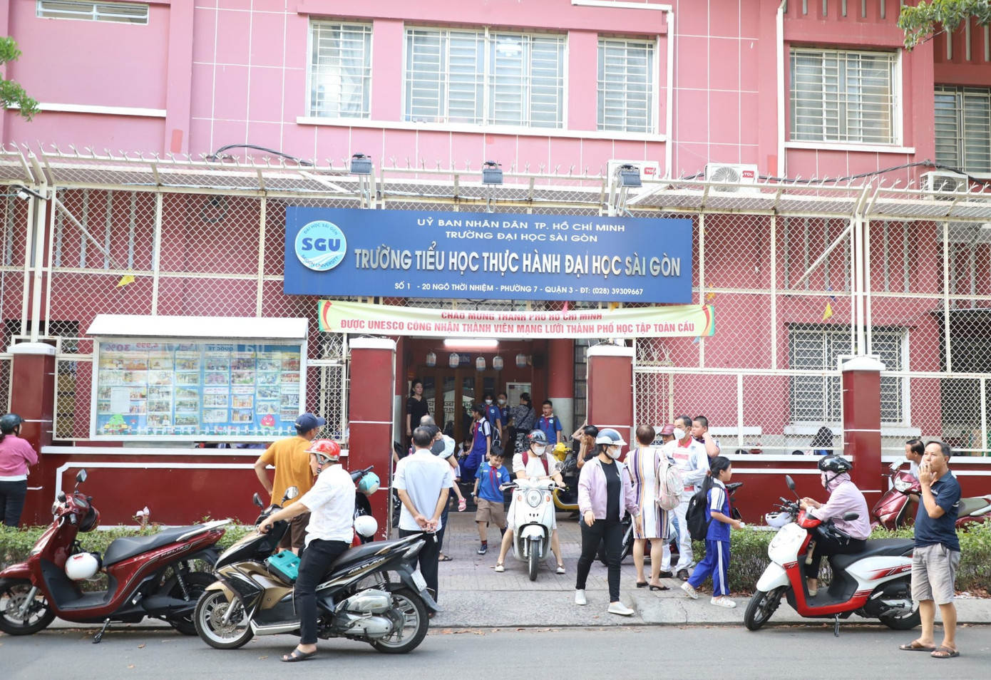 Trường Tiểu học Thực hành Đại học Sài Gòn giờ tan học. Ảnh: Ngô Tùng. Trường Tiểu học Thực hành Đại học Sài Gòn giờ tan học. Ảnh: Ngô Tùng.