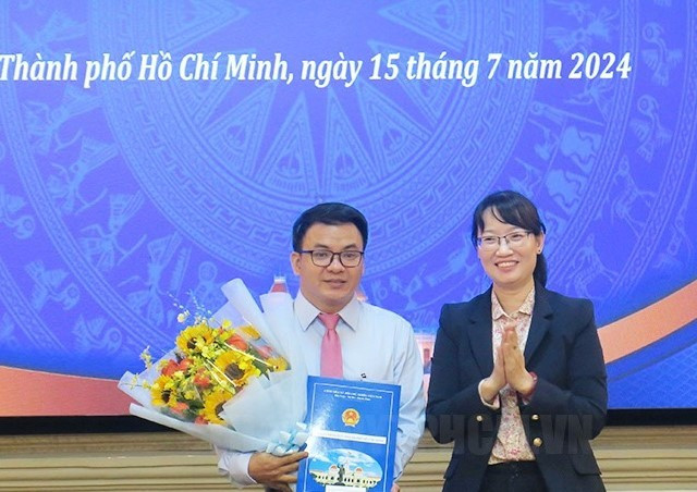 Phó Chủ tịch UBND TPHCM Trần Thị Diệu Thúy trao quyết định cho ông Trần Văn Mạnh. Ảnh: Thành ủy TPHCM Phó Chủ tịch UBND TPHCM Trần Thị Diệu Thúy trao quyết định cho ông Trần Văn Mạnh. Ảnh: Thành ủy TPHCM