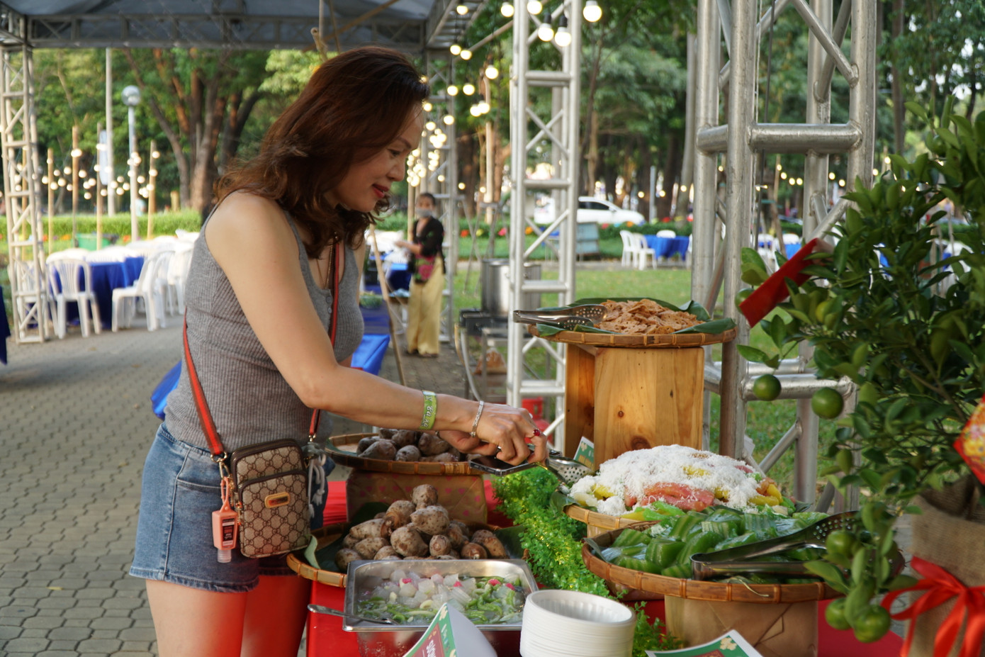 Chị Bích Ngọc (49 tuổi, Việt kiều Mỹ) hào hứng thưởng thức các món ăn chay tại lễ hội. Nữ du khách cho biết đã xa quê nhiều năm và rất nhớ hương vị bánh tuổi thơ. Chị bất ngờ khi lần đầu chứng kiến một sự kiện có nhiều món chay như vậy. “Món nào cũng ngon và trình bày đẹp mắt. Tôi thích thú khi tham dự sự kiện” – chị Ngọc bày tỏ.