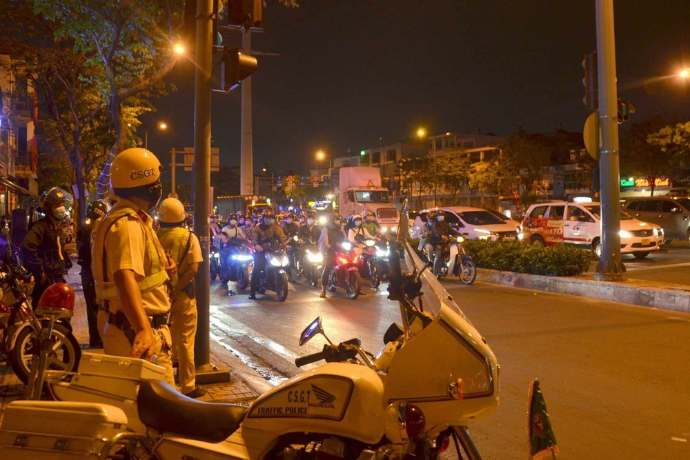 Lực lượng CSGT tổ chức kiểm tra nồng độ cồn người tham gia giao thông. Ảnh minh họa: Hoàng Thuận. Lực lượng CSGT tổ chức kiểm tra nồng độ cồn người tham gia giao thông. Ảnh minh họa: Hoàng Thuận.