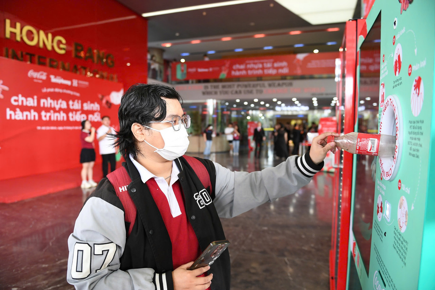 Ngoài việc trực tiếp thu gom chai nhựa, lon đã qua sử dụng, sinh viên các trường đại học hưởng ứng chương trình qua tham gia cuộc thi clip với chủ đề “Bảo vệ môi trường bắt đầu từ việc xây dựng và duy trì thói quen thu gom - phân loại - gửi đi tái chế rác thải nhựa”.