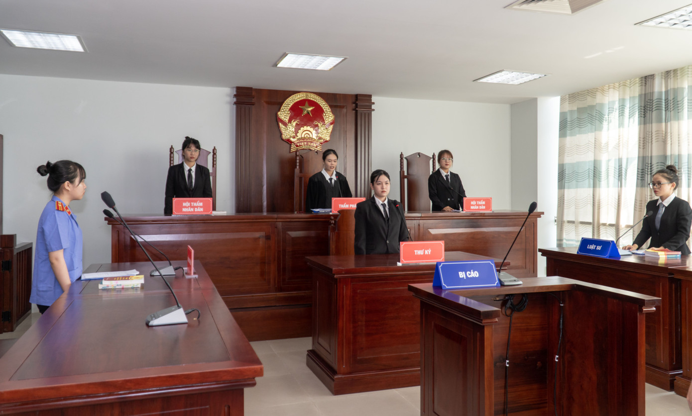 Các sinh viên vào vai thẩm phán, hội thẩm nhân dân, thư ký, kiểm sát viên trong phiên tòa giả định Các sinh viên vào vai thẩm phán, hội thẩm nhân dân, thư ký, kiểm sát viên trong phiên tòa giả định