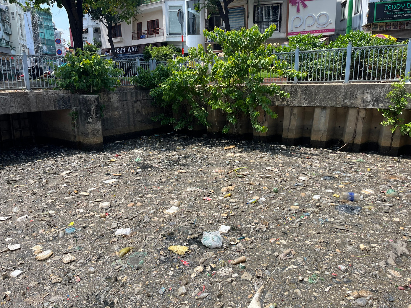 Đoạn gần cầu số 1 có tình trạng nước kênh đen kịt, rác thải kết thành mảng, trải dài trên mặt kênh gây ô nhiễm và mất mỹ quan đô thị.