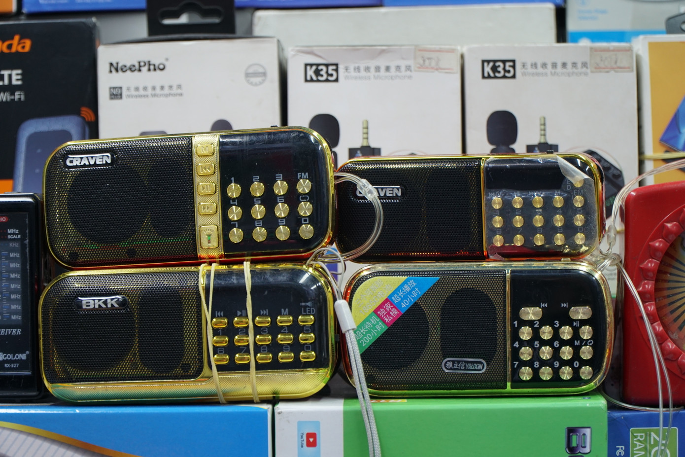 Tiểu thương nơi đây chuyên kinh doanh các mặt hàng công nghệ, điện máy, điện tử với đa dạng thương hiệu, chất lượng, mẫu mã. Phố chuyên doanh điện máy, điện tử Nhật Tảo có thể cung ứng số lượng lớn hàng hóa trên toàn quốc.