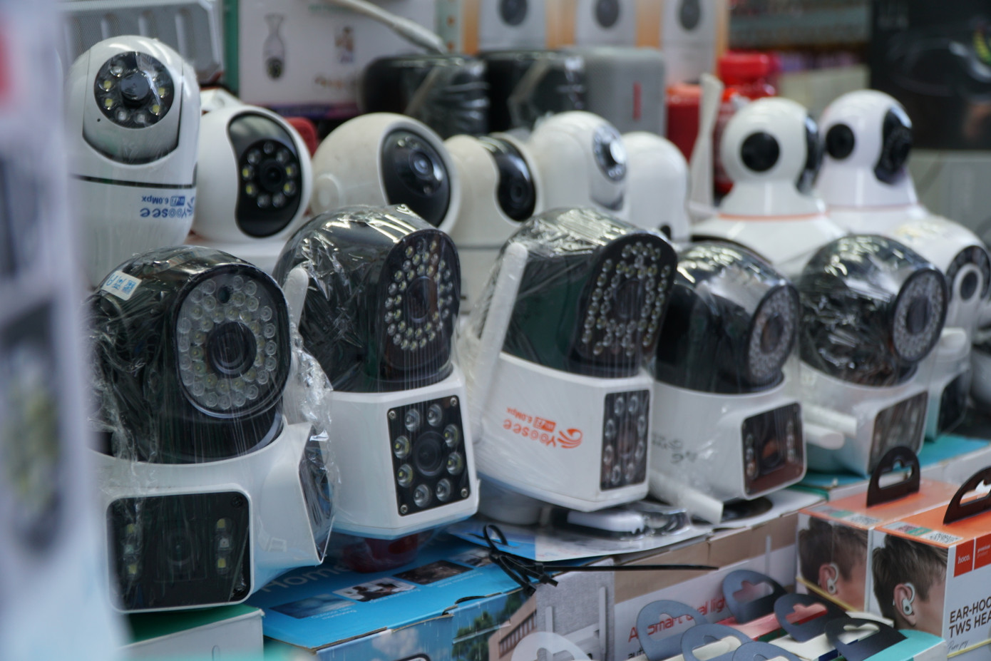 Tiểu thương nơi đây chuyên kinh doanh các mặt hàng công nghệ, điện máy, điện tử với đa dạng thương hiệu, chất lượng, mẫu mã. Phố chuyên doanh điện máy, điện tử Nhật Tảo có thể cung ứng số lượng lớn hàng hóa trên toàn quốc.