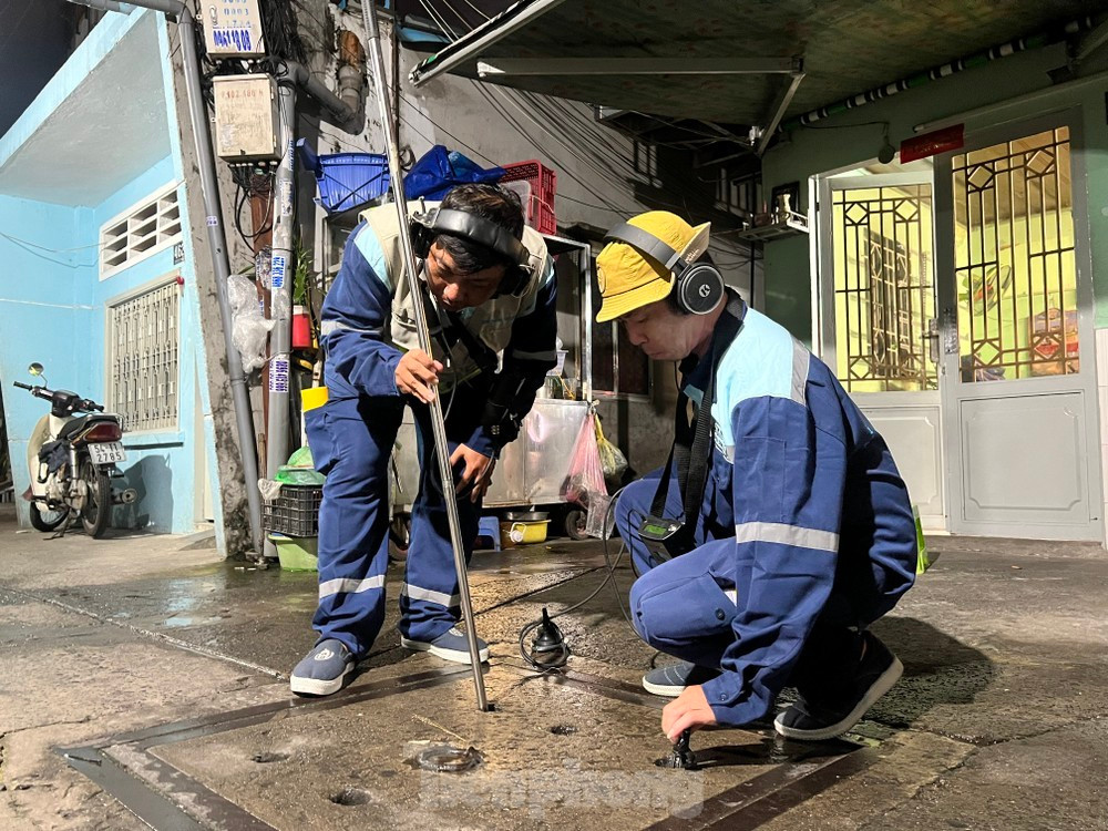 Công nhân Công ty CP Cấp nước Bến Thành (SAWACO) kiểm tra rò rỉ trên mạng lưới cấp nước. Ảnh: Uyên Phương Công nhân Công ty CP Cấp nước Bến Thành (SAWACO) kiểm tra rò rỉ trên mạng lưới cấp nước. Ảnh: Uyên Phương