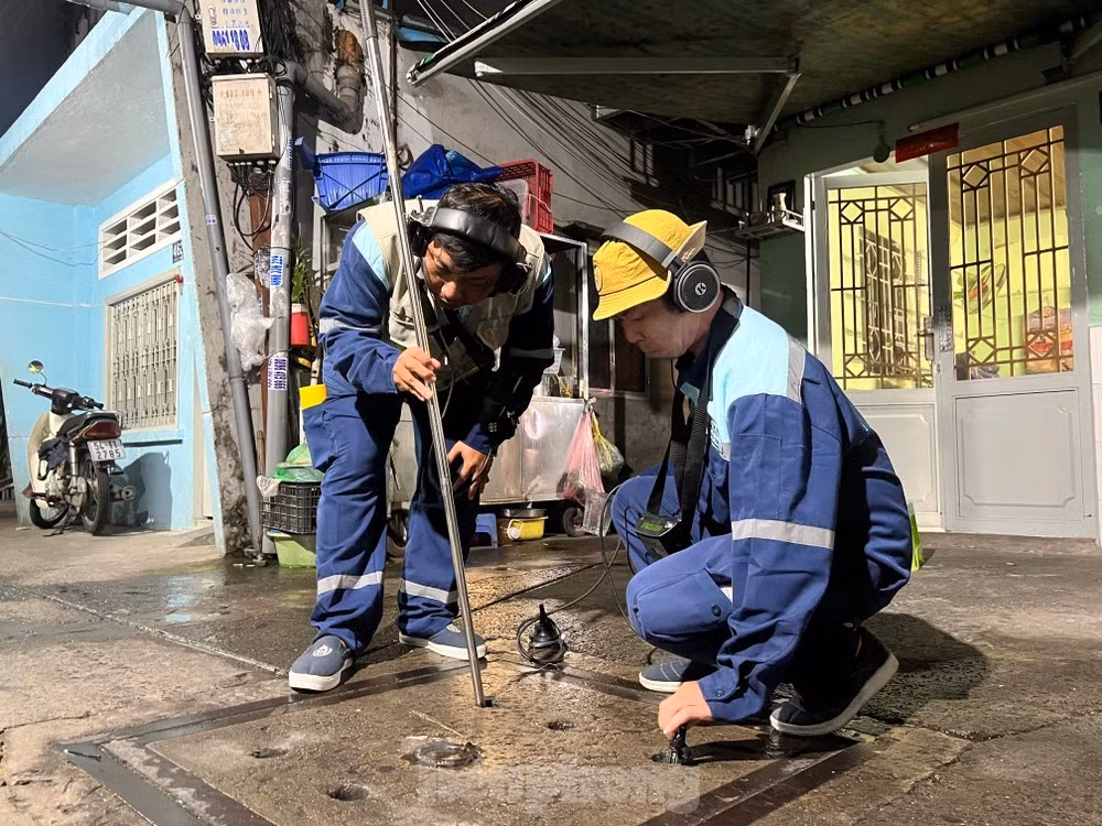 Công nhân Công ty CP Cấp nước Bến Thành (SAWACO) kiểm tra rò rỉ trên mạng lưới cấp nước. Ảnh: Uyên Phương