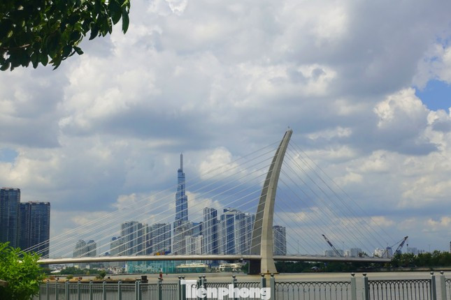 Cầu Ba Son nối quận 1 với Khu đô thị Thủ Thiêm. Ảnh: Hữu Huy