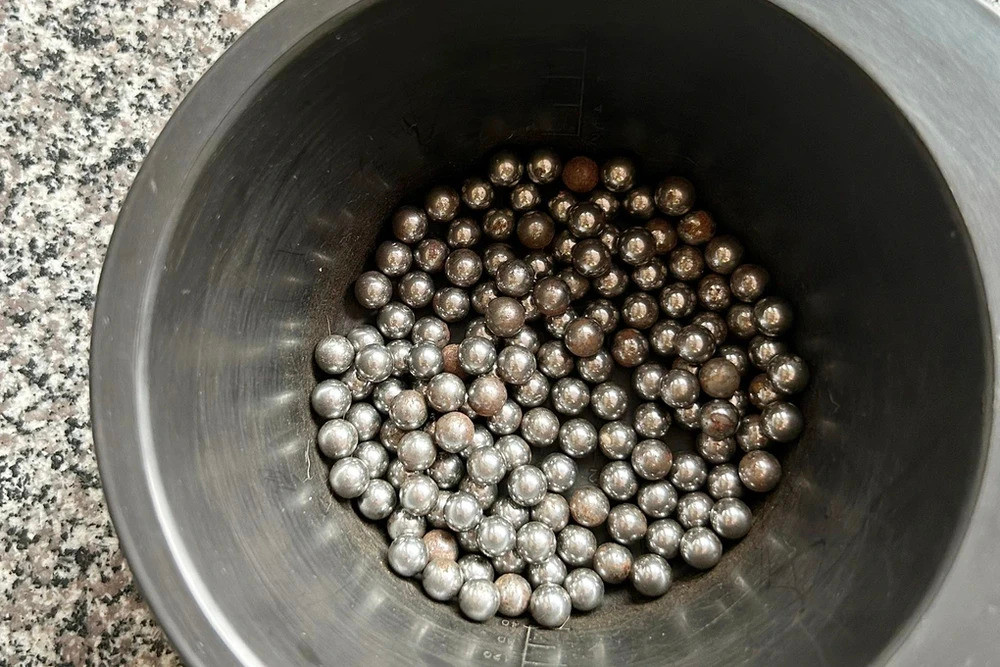 Hàng chục viên bi sắt được người dân địa phương nhặt được. Ảnh: An Huy