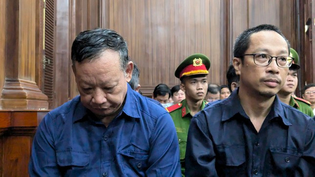 Bị cáo Dương Hoa Xô (bên trái) tại phiên tòa.