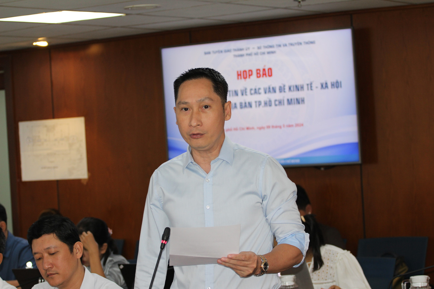 Ông Lâm Ngô Hoàng Anh, Chánh Văn phòng Sở Văn hóa và Thể thao TPHCM trả lời tại họp báo. Ảnh: Nhàn Lê.