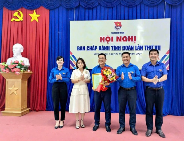 Anh Đoàn Minh Tâm nhận quyết định và hoa chúc mừng Anh Đoàn Minh Tâm nhận quyết định và hoa chúc mừng
