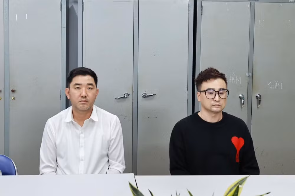 Hwang Chang Nam (bên phải) và Jung Jong Pil tại cơ quan công an. Ảnh: Công an cung cấp.