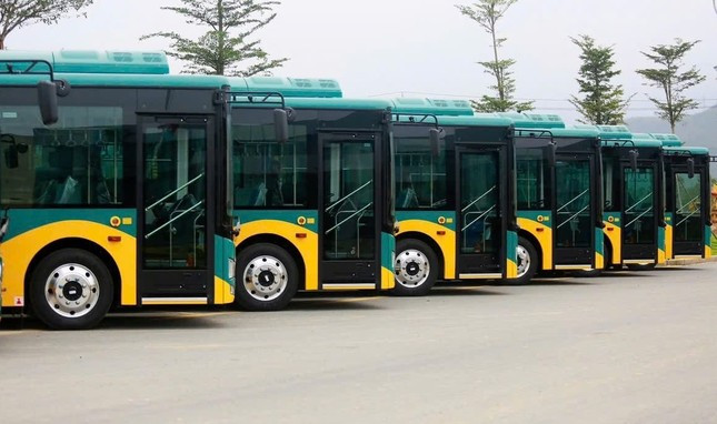 Các chiếc buýt điện đã sẵn sàng phục vụ hành khách đi Metro