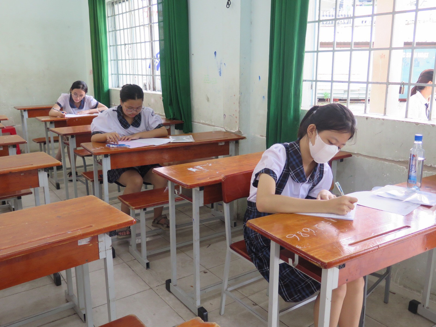 Ba thí sinh của phòng thi số 41 được xếp ngồi một bên trong phòng thi. Ba thí sinh của phòng thi số 41 được xếp ngồi một bên trong phòng thi.