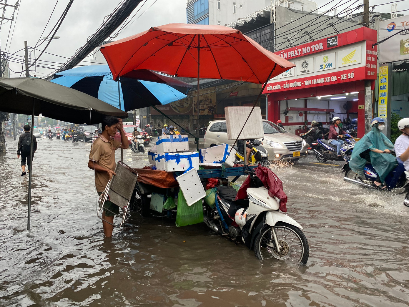 Cơ quan khí tượng dự báo trong khoảng 0-3 giờ tới, mây dông tiếp tục gây mưa rào, kèm theo dông, sét cho các khu vực các quận huyện trên, sau mở rộng ra toàn thành phố.