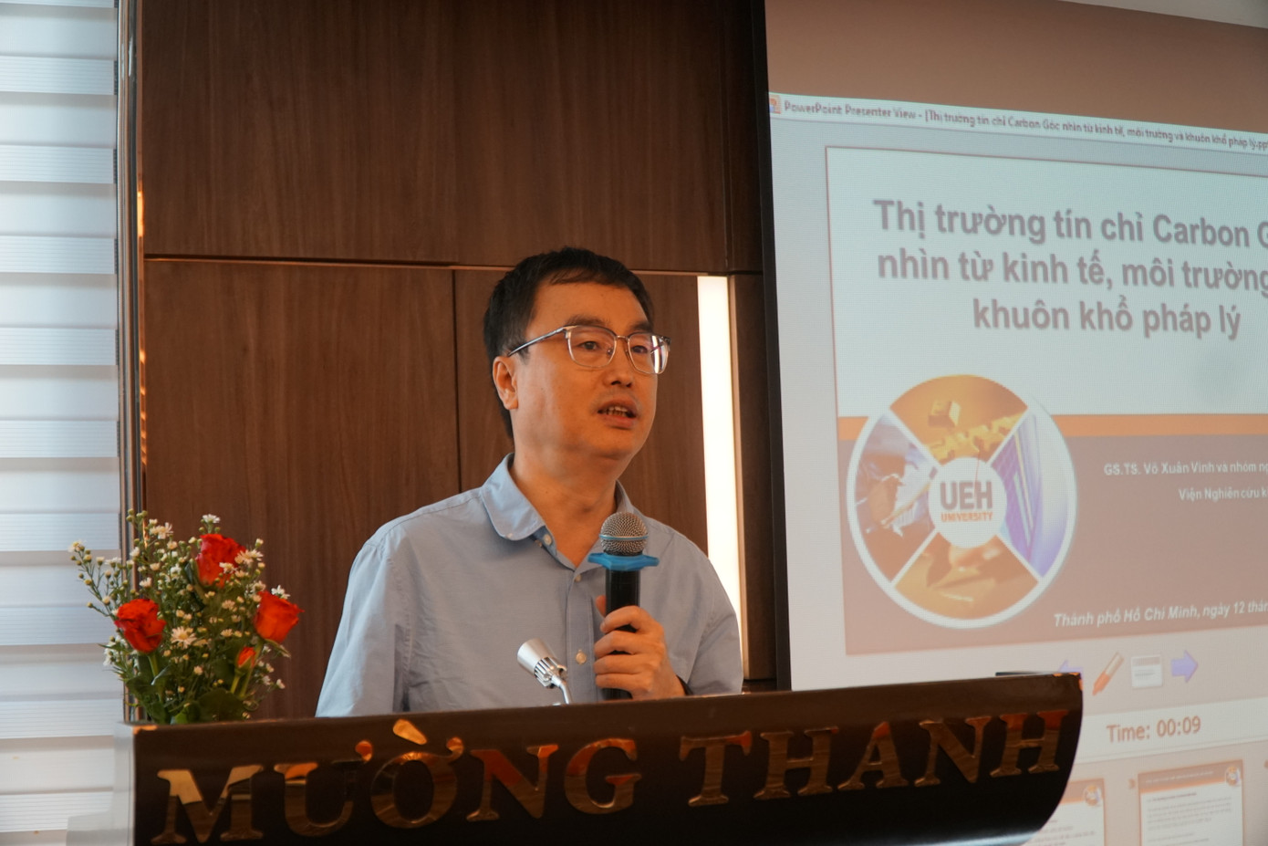 GS. TS Võ Xuân Vinh (Viện trưởng Viện Nghiên cứu Kinh doanh, Đại học Kinh tế TPHCM) trao đổi tại hội thảo. Ảnh: Nhàn Lê.