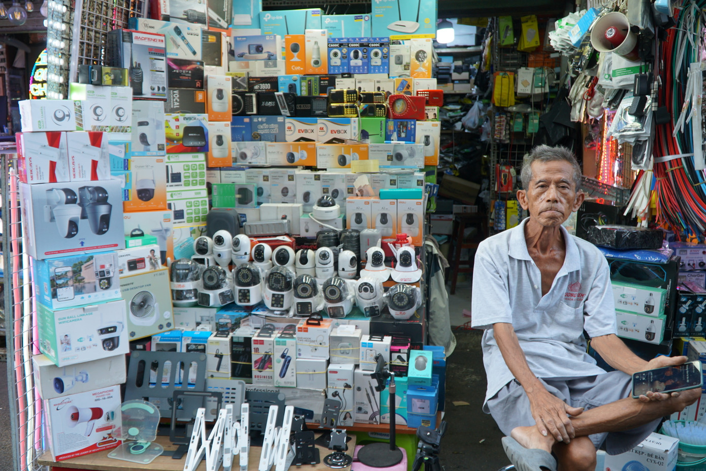 Các loại camera đủ mẫu mã, kiểu dáng, kích cỡ được bày bán tại khu phố.