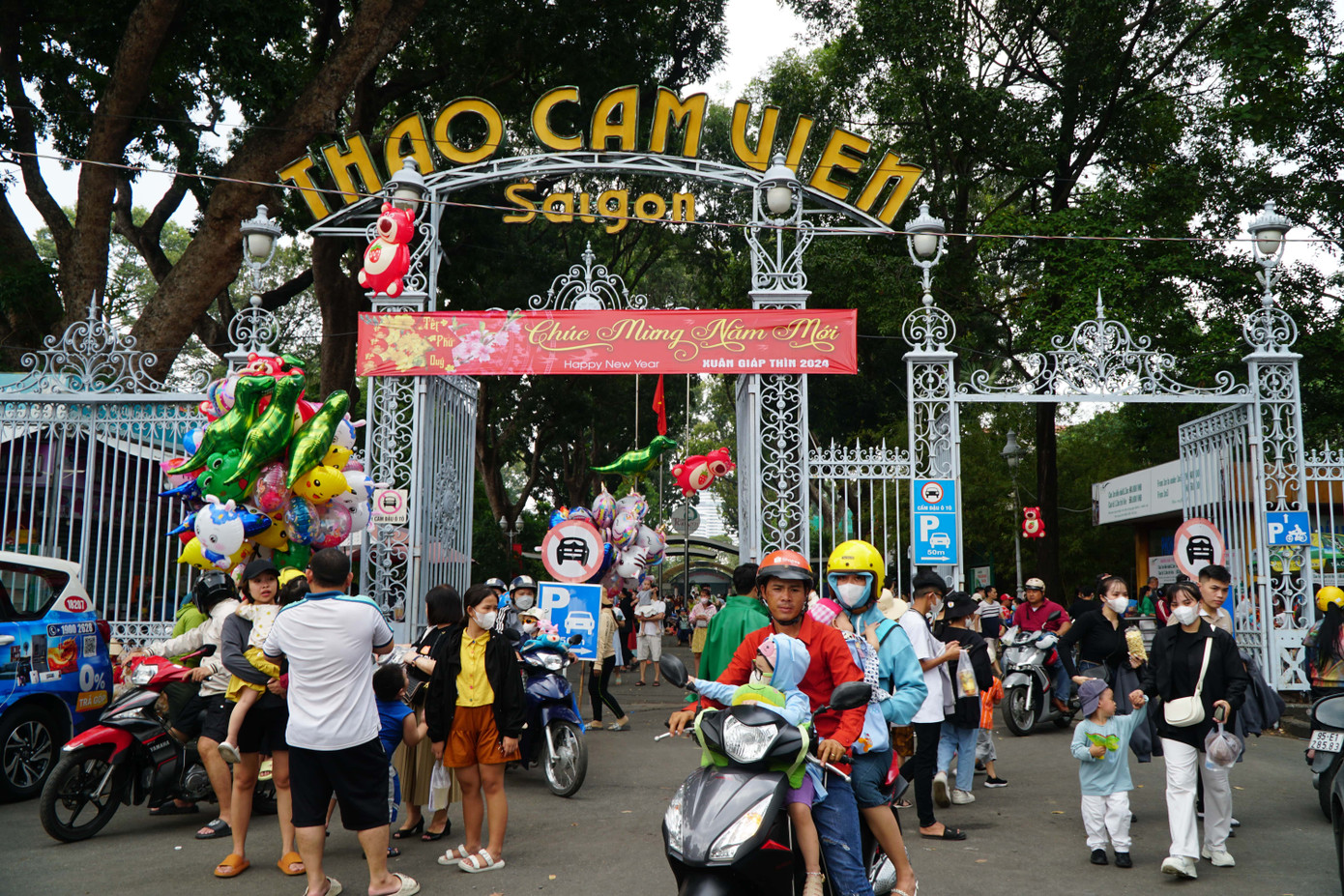 Trong ngày đầu năm 2024, Thảo Cầm Viên đã đón những vị khách đầu tiên tới tham quan, vui chơi