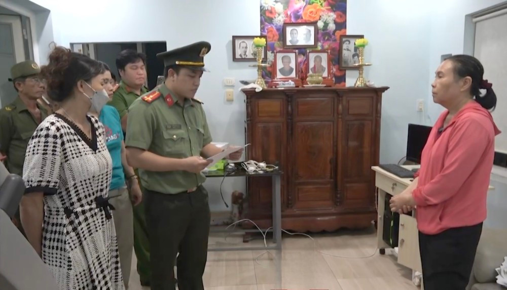 Cơ quan điều tra tống đạt các quyết định đối với Nguyễn Thị Hường. Ảnh: Công an cung cấp.