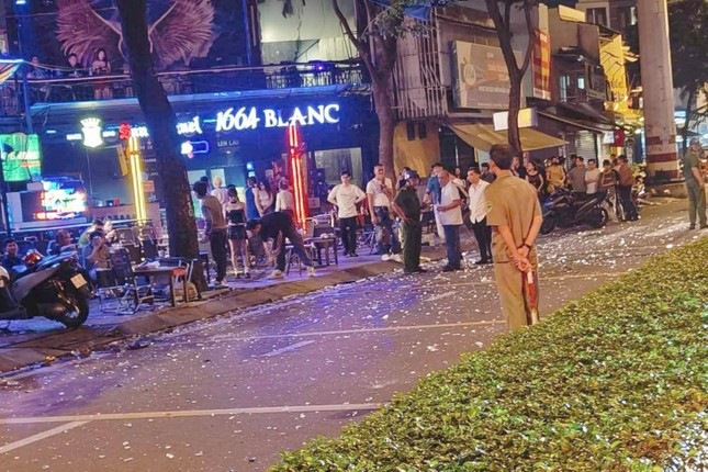 Mảnh vỡ vỏ chai bia tung tóe trên mặt đường. Ảnh: H.T. Mảnh vỡ vỏ chai bia tung tóe trên mặt đường. Ảnh: H.T.