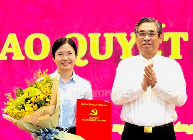 Phó Bí thư Thành ủy TPHCM Nguyễn Phước Lộc trao quyết định cho bà Vương Thanh Liễu. Ảnh: Thành ủy TPHCM Phó Bí thư Thành ủy TPHCM Nguyễn Phước Lộc trao quyết định cho bà Vương Thanh Liễu. Ảnh: Thành ủy TPHCM