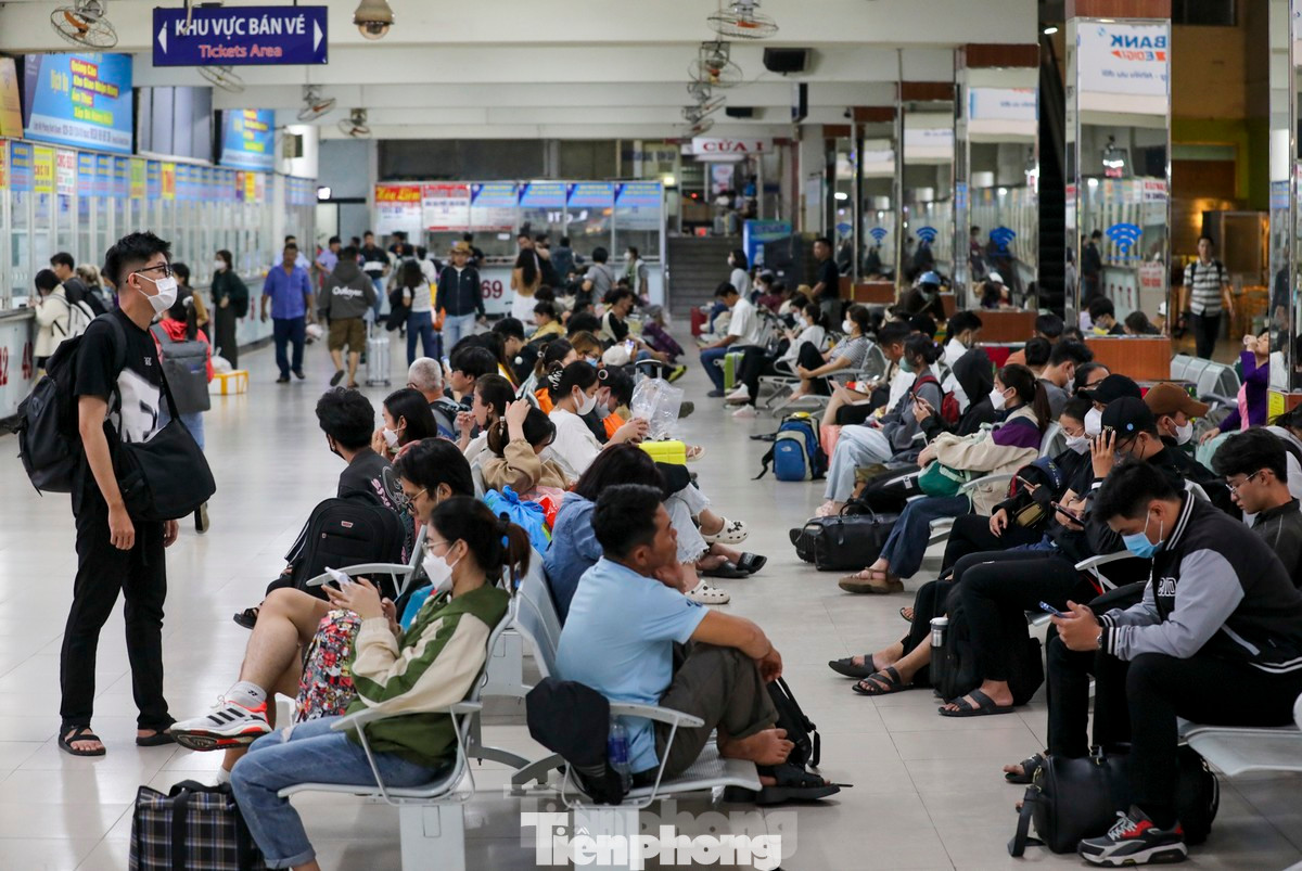 Người dân lỉnh khỉnh đồ đạc chờ lên xe về quê đón tết Dương lịch 2024 tại Bến xe Miền Đông. Ảnh: Duy Anh Người dân lỉnh khỉnh đồ đạc chờ lên xe về quê đón tết Dương lịch 2024 tại Bến xe Miền Đông. Ảnh: Duy Anh