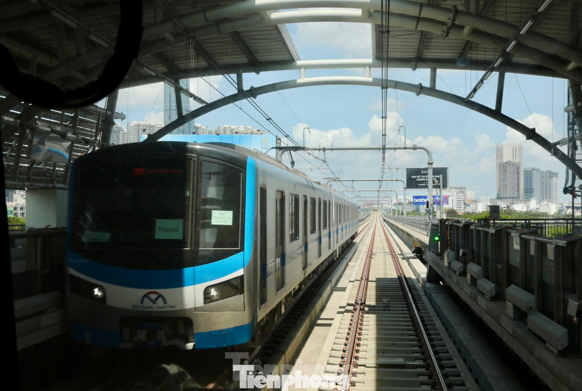 Trong 30 ngày đầu vận hành, TPHCM dự kiến chi ngân sách hỗ trợ 100% giá vé cho toàn bộ hành khách đi tàu metro và trên 17 tuyến xe buýt kết nối. Ảnh: Duy Anh