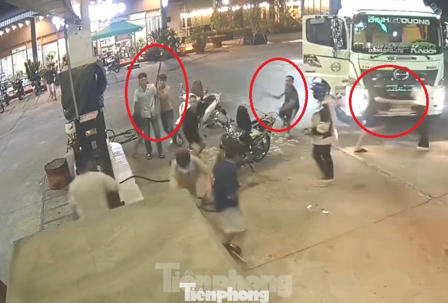 Nhóm đối tượng dùng hung khí tấn công nhân viên cây xăng