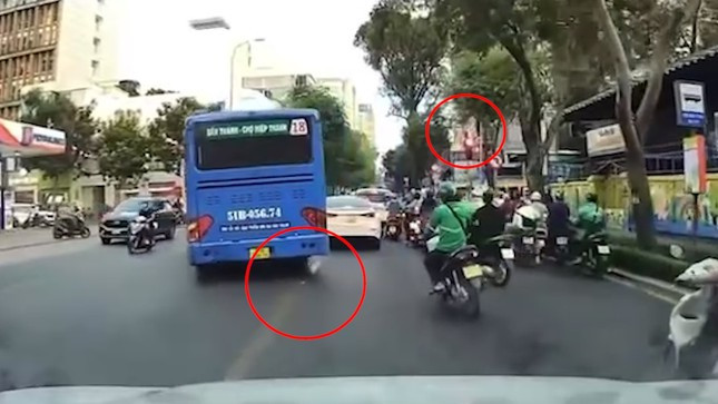 Đèn tín hiệu chưa chuyển sang màu xanh, tài xế xe buýt đã lấn sang làn đường ngược chiều để vượt lên trước. Ảnh cắt từ clip.