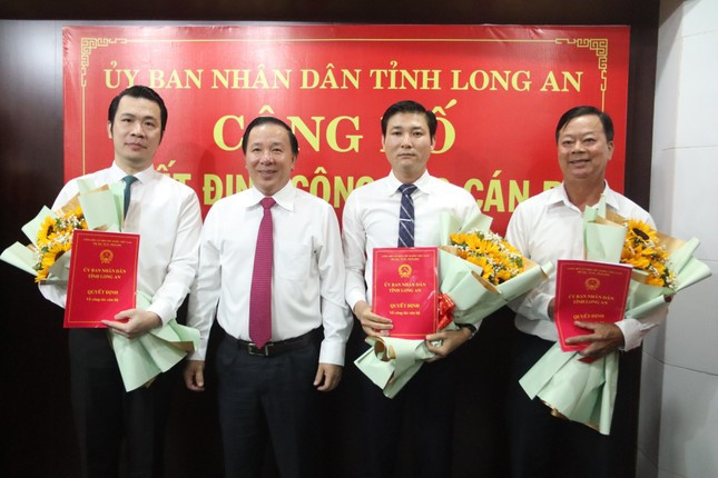 Ông Trương Tấn Sơn (bìa trái), nguyên Phó chủ tịch UBND quận Tân Bình, TPHCM được bổ nhiệm giữ chức Phó giám đốc Sở Xây dựng tỉnh Long An Ông Trương Tấn Sơn (bìa trái), nguyên Phó chủ tịch UBND quận Tân Bình, TPHCM được bổ nhiệm giữ chức Phó giám đốc Sở Xây dựng tỉnh Long An