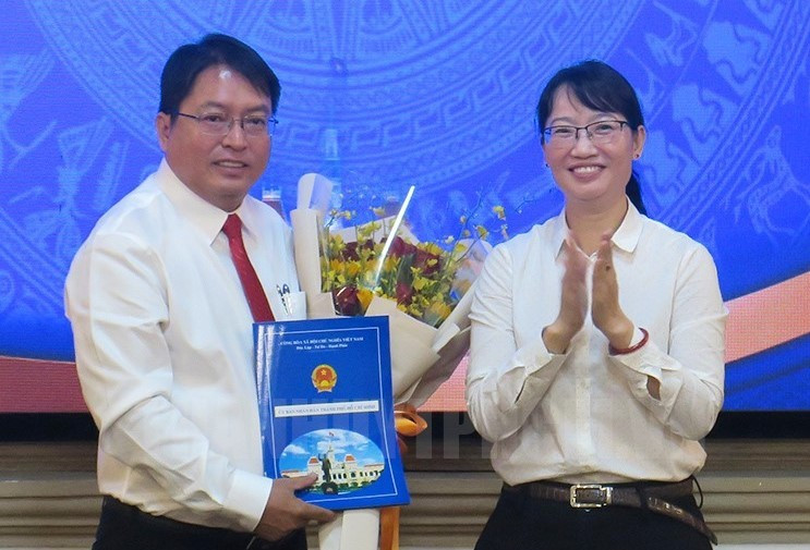 Phó Chủ tịch UBND TPHCM Trần Thị Diệu Thúy trao quyết định và chúc mừng ông Đoàn Văn Đủ. Ảnh: Thành ủy TPHCM Phó Chủ tịch UBND TPHCM Trần Thị Diệu Thúy trao quyết định và chúc mừng ông Đoàn Văn Đủ. Ảnh: Thành ủy TPHCM