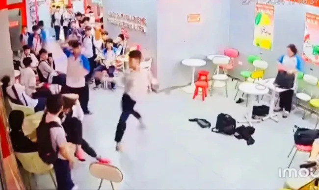 Học sinh cầm gậy hành hung người ở Bùi Viện Học sinh cầm gậy hành hung người ở Bùi Viện