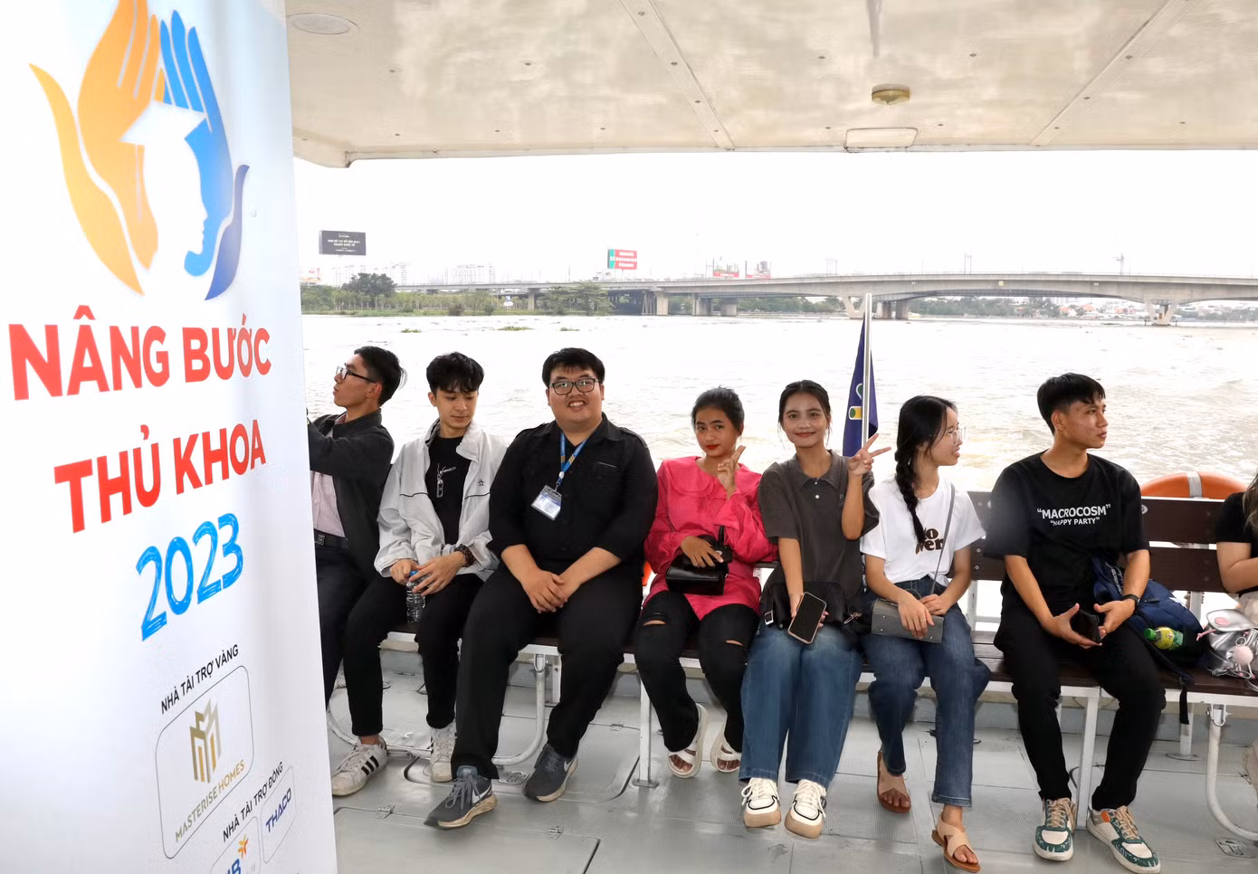 Chương trình “Nâng bước thủ khoa” là một hoạt động thường niên trong chuỗi hoạt động của Quỹ Hỗ trợ Tài năng trẻ Việt Nam và báo Tiền Phong. Năm nay, Ban tổ chức nhận được hơn 350 hồ sơ ứng viên do các trường đại học giới thiệu.