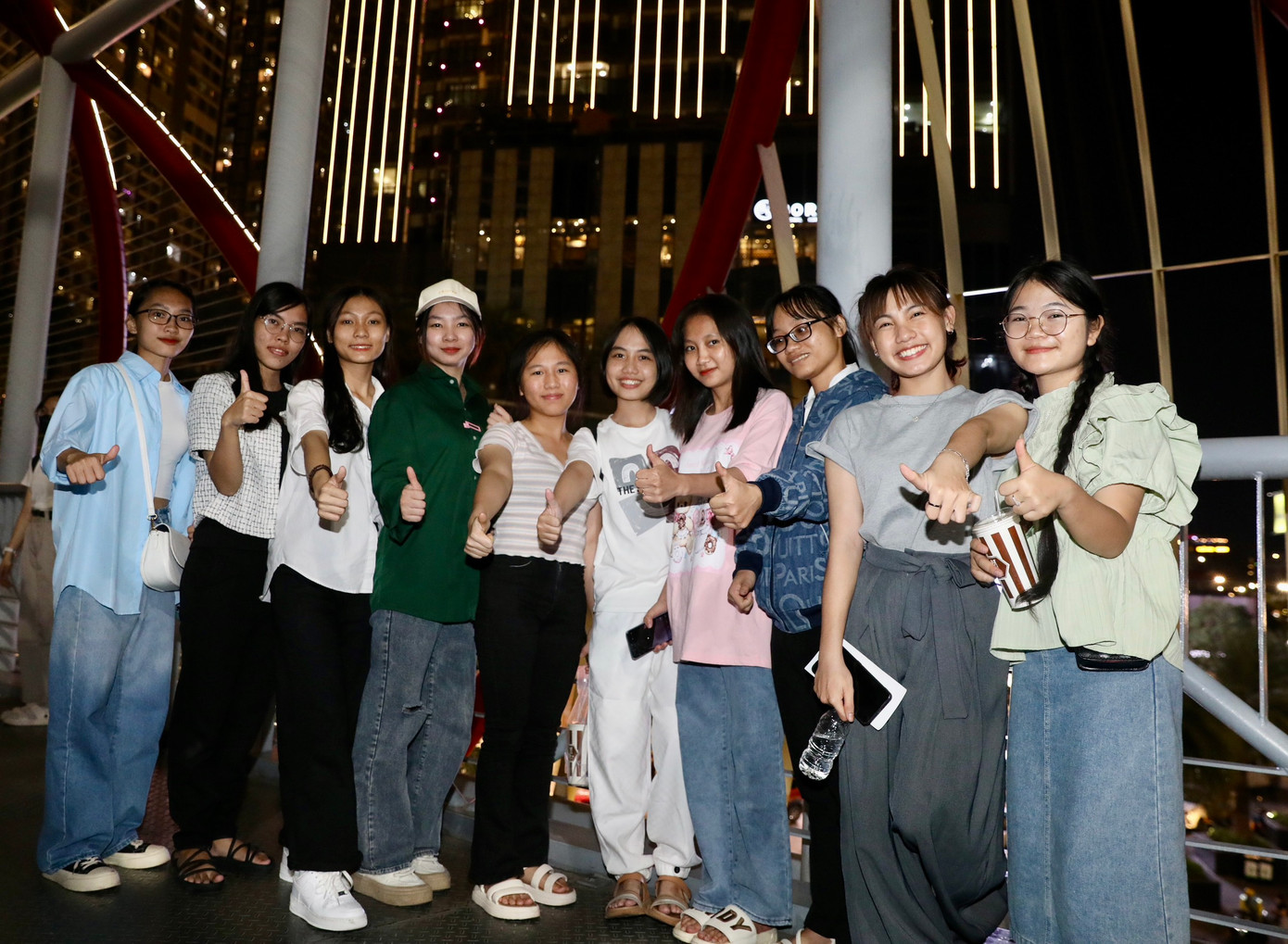 "Đây là lần đầu tiên em tới TPHCM và nhìn thấy không khí về đêm vui tươi, nhộn nhịp như vậy. Em rất biết ơn Báo Tiền Phong đã cho em những trải nghiệm đáng nhớ lần này", sinh viên Văn Bá Nhất - Trường Đại học Bách khoa, ĐH Đà Nẵng chia sẻ.