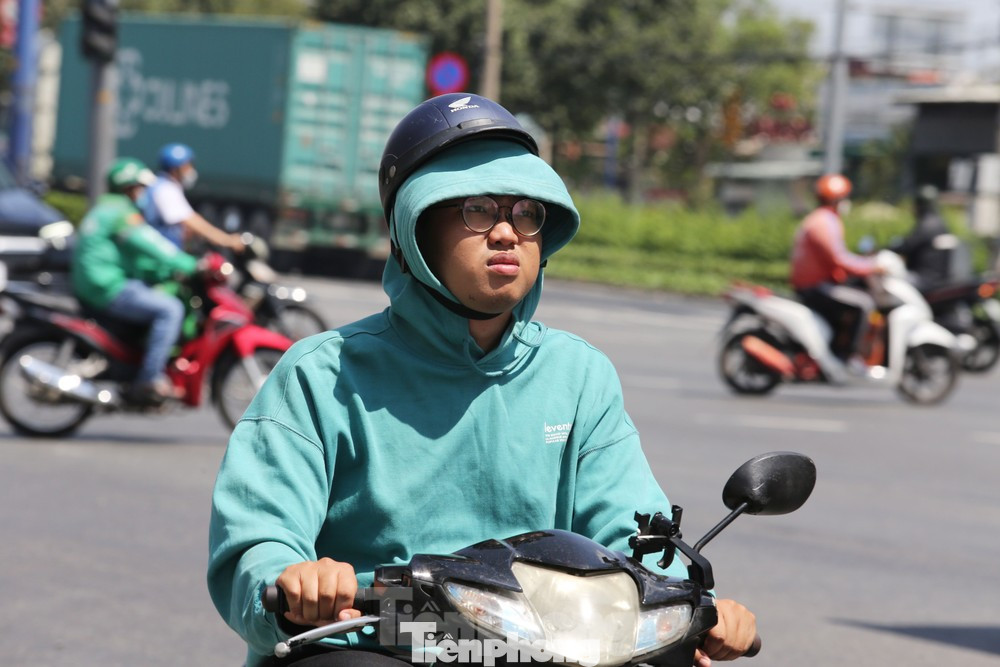 Người dân TPHCM di chuyển trong thời tiết nắng nóng. Ảnh: Hữu Huy Người dân TPHCM di chuyển trong thời tiết nắng nóng. Ảnh: Hữu Huy