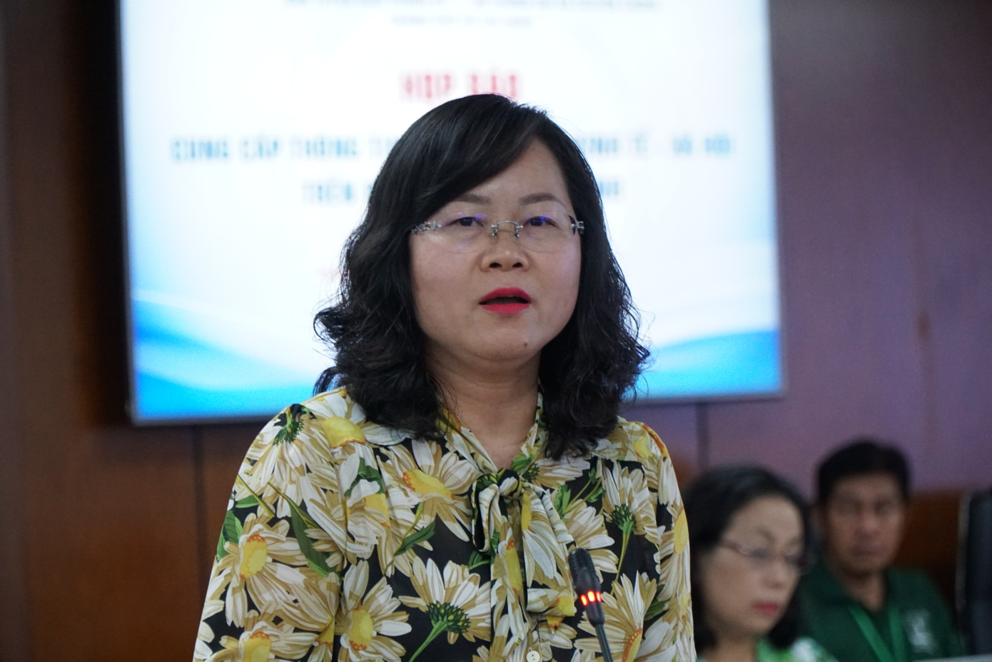 Bà Võ Thị Chính, Phó chủ tịch UBND quận 12 trả lời họp báo. Ảnh: Nhàn Lê Bà Võ Thị Chính, Phó chủ tịch UBND quận 12 trả lời họp báo. Ảnh: Nhàn Lê