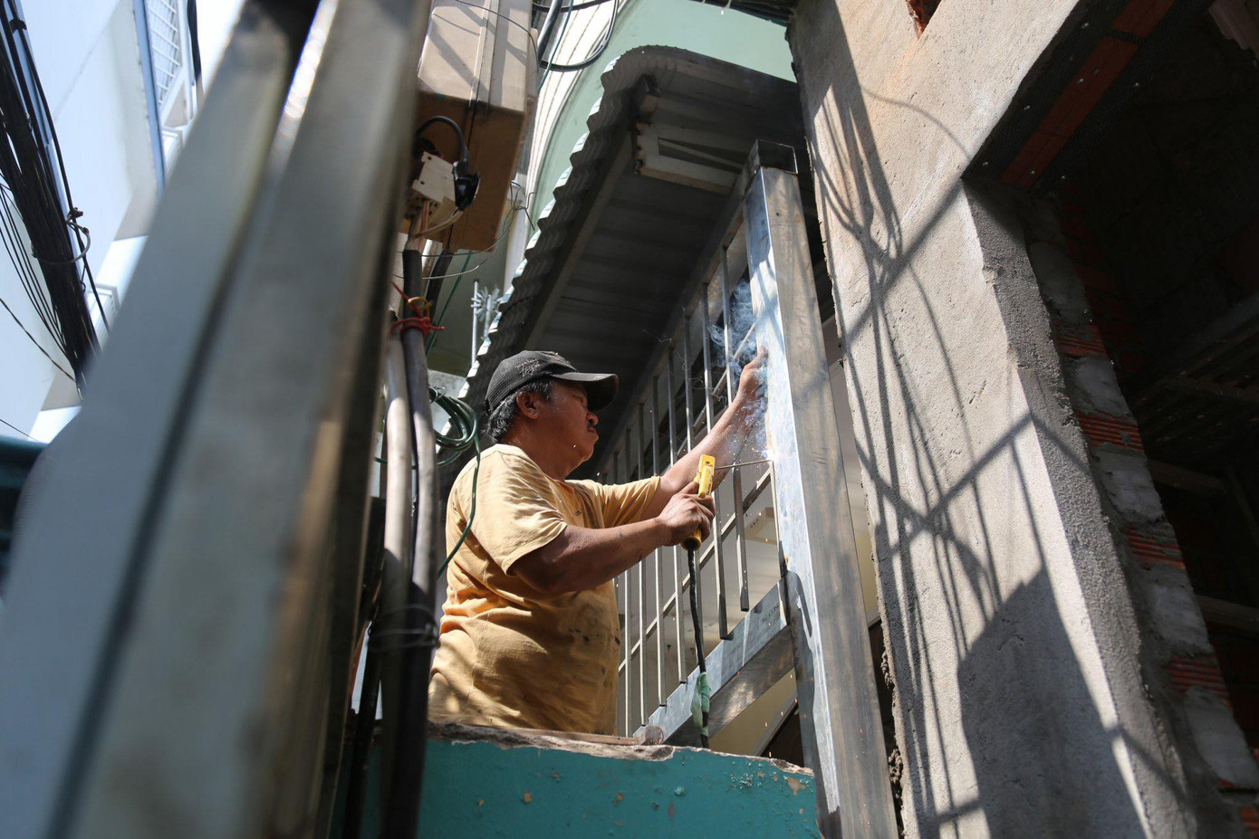 Tại hẻm 142D Cô Giang (phường 2, quận Phú Nhuận), người dân những ngày này đang tất bật sửa sang nhà cửa để mở rộng hẻm sau cuộc vận động của chính quyền.