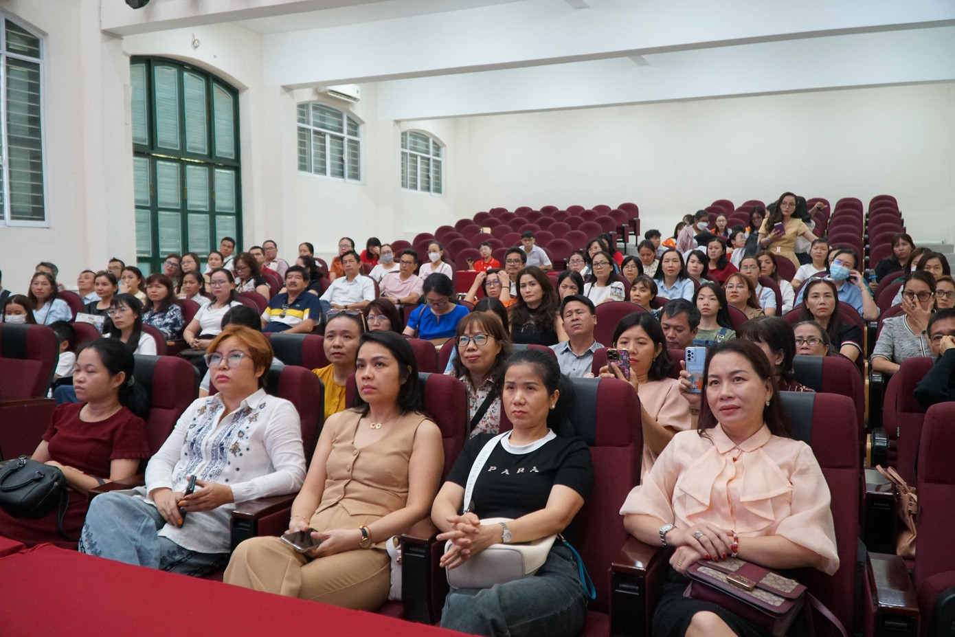 Phụ huynh nghe tư vấn việc lựa chọn các tổ hợp môn học tự chọn ở khối 10. Ảnh: Nhàn Lê