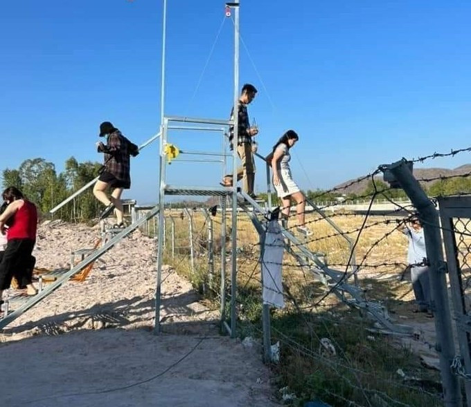 Khách trèo qua hàng rào cao tốc vào khu đất của ông Đ. để đi vệ sinh.