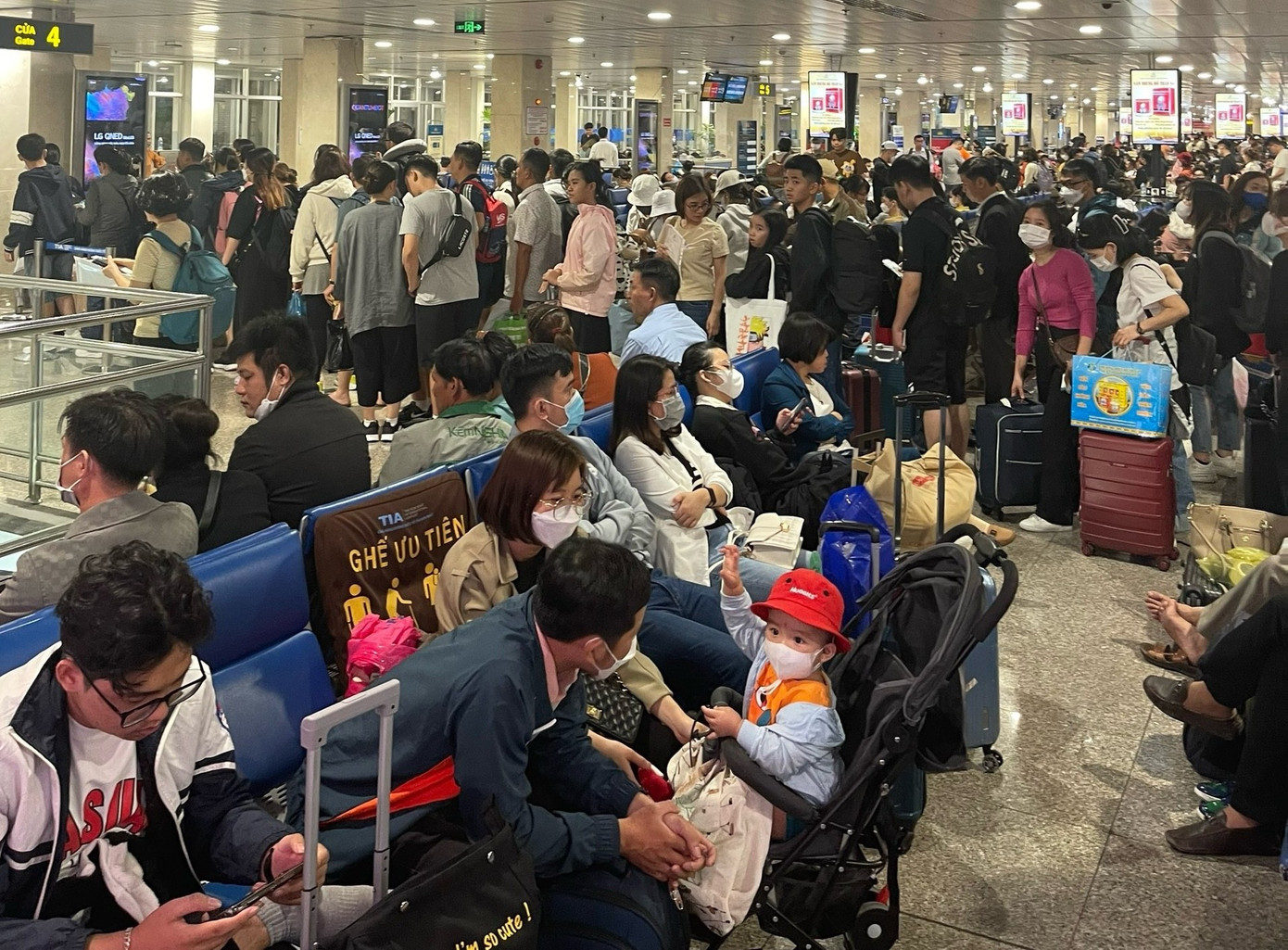 Dòng người xếp hàng dài chờ bay tại sân bay Tân Sơn Nhất ngày cuối năm Dòng người xếp hàng dài chờ bay tại sân bay Tân Sơn Nhất ngày cuối năm
