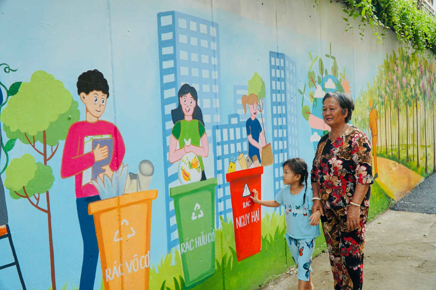 Bà Lê Thị Tính cùng cháu nhìn ngắm con hẻm. Ảnh: Nhàn Lê Bà Lê Thị Tính cùng cháu nhìn ngắm con hẻm. Ảnh: Nhàn Lê