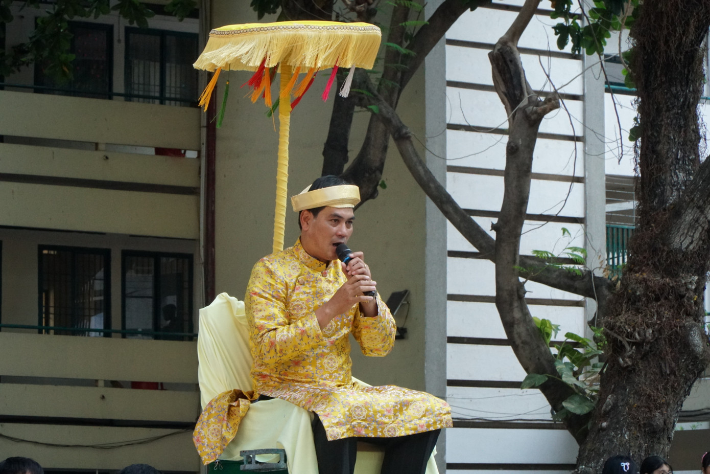 Điểm đặc biệt, đây là trận đấu giữa một giáo viên và một học sinh đạt giải nhất môn cờ tướng cấp trường.